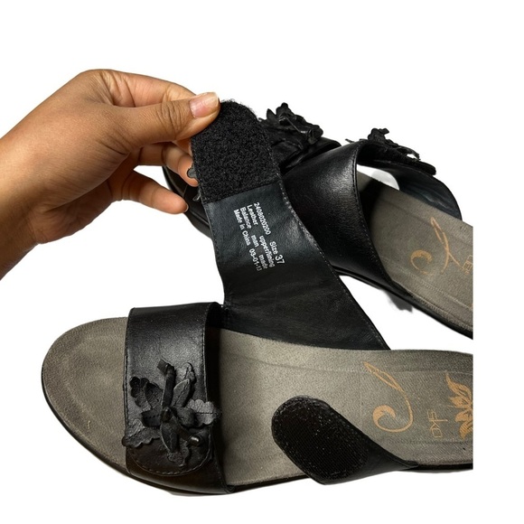 Dansko Donna Black Leather Adjustable 1.5" Clog Sandals - 6.5-7/EUR 37 - Picture 3 of 5